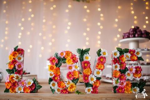 decoração de casamento com LPs de Vinil e frascos de coca cola em mesa de madeira rústica'