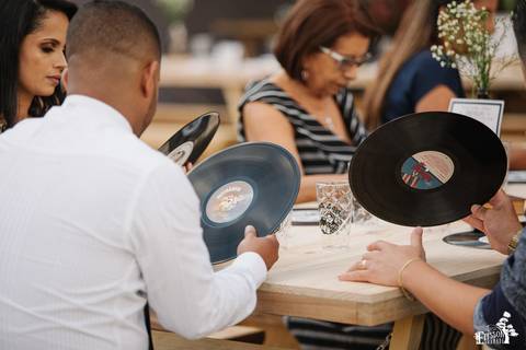 decoração de casamento com LPs de Vinil e frascos de coca cola em mesa de madeira rústica'
