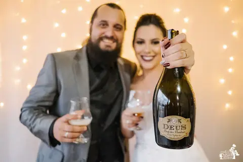 Brinde de casamento com cerveja especial'