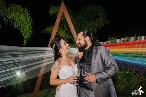 noivos em fundo fotográfico do pink floyd'