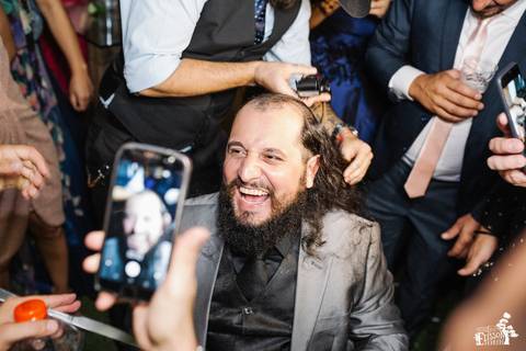 gravata do noivo, raspando o cabelo pela gravata'