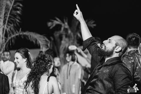 noivos curtindo a festa rock n roll'