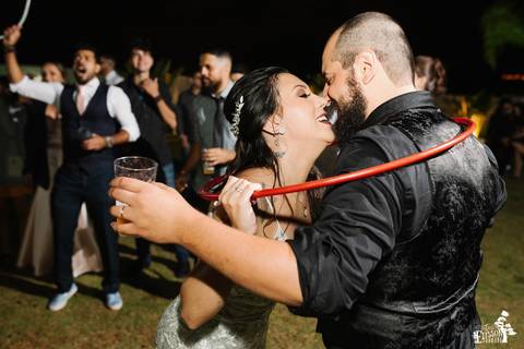 noivos curtindo a festa rock n roll'