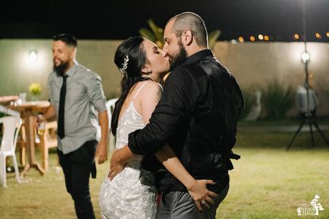 noivos curtindo a festa rock n roll'