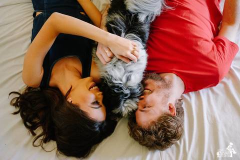 ensaio de casal com cachorro de estimação pet'