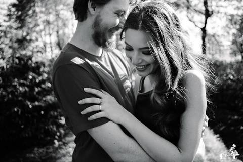 ensaio pré casamento, pré-wedding, de casal no meio de uma plantação de café, em Maringá/PR, em preto e branco'