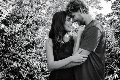 ensaio pré casamento, pré-wedding, de casal no meio de uma plantação de café, em Maringá/PR, em preto e branco'