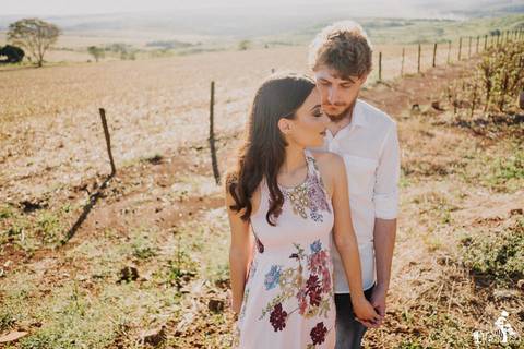 foto criativa de casal em ensaio pré casamento, pré-wedding, no campo'