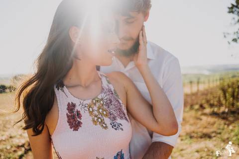 foto criativa de casal em ensaio pré casamento, pré-wedding, no campo'