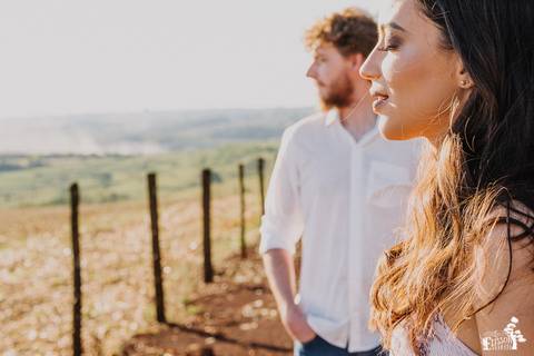foto criativa de casal em ensaio pré casamento, pré-wedding, no campo'
