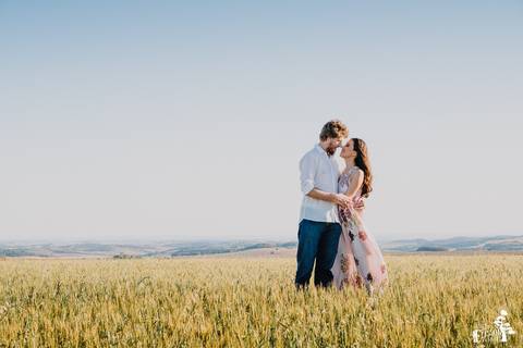 foto de casal em campo de trigo em Maringá/PR'