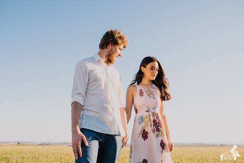 foto de casal em campo de trigo em Maringá/PR'