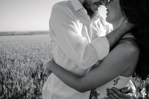 foto de casal em campo de trigo em Maringá/PR, em preto e branco'