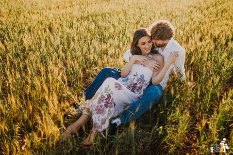 foto  criativa e sentimental de casal em campo de trigo em Maringá/PR durante ensaio pré-casamento, pré-wedding'