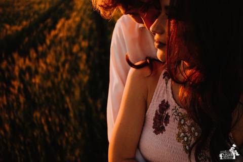 foto  criativa e sentimental de casal em campo de trigo em Maringá/PR durante ensaio pré-casamento, pré-wedding'