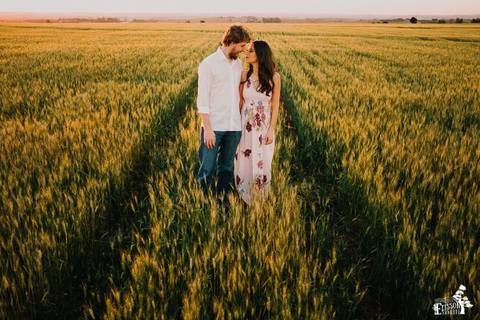 foto  criativa e sentimental de casal em campo de trigo em Maringá/PR durante ensaio pré-casamento, pré-wedding'