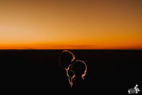 fotografia de casal criativa com flash no por do sol em Maringá/PR'