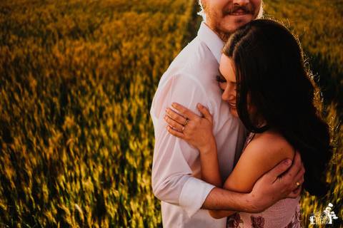 foto  criativa e sentimental de casal em campo de trigo em Maringá/PR durante ensaio pré-casamento, pré-wedding'