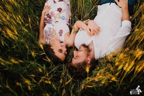 foto  criativa e sentimental de casal em campo de trigo em Maringá/PR durante ensaio pré-casamento, pré-wedding'