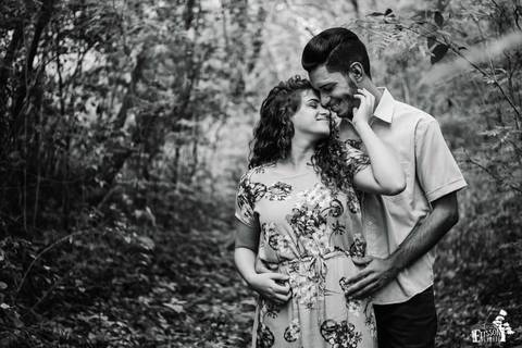 Foto de casal durante pré-wedding, em Paiçandu/PR, foto em preto e branco, casal abraçado, noiva fazendo carinho no rosto do noivo'