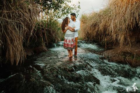 fotografia de casal de noivos em ensaio pré-wedding na cachoeira no fundo do sítio da família'
