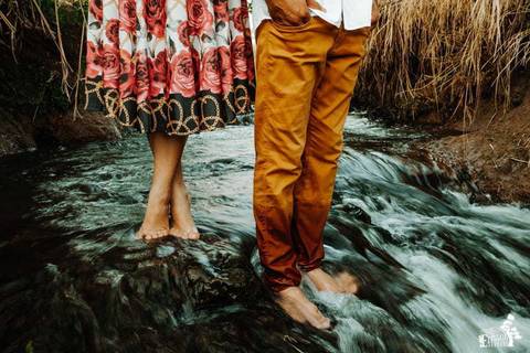 fotografia de casal de noivos em ensaio pré-wedding na cachoeira no fundo do sítio da família'