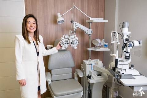 retrato empresarial de oftalmologista, em pé ao lado de Cadeira para Exame Oftalmologia Automática'