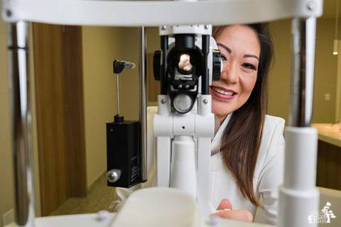 retrato empresarial de oftalmologista, sentada de frente com Cadeira para Exame Oftalmologia Automática'