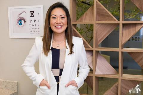 retrato empresarial meio corpo de oftalmologista especializada em Maringá/PR'