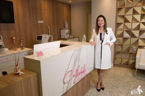 retrato empresarial meio corpo de oftalmologista Cinthia Araki especializada em Maringá/PR'