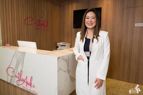 retrato empresarial meio corpo de oftalmologista Cinthia Araki especializada em Maringá/PR'