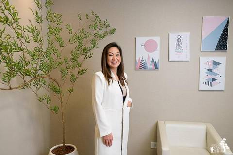 retrato empresarial meio corpo de oftalmologista Cinthia Araki especializada em Maringá/PR'