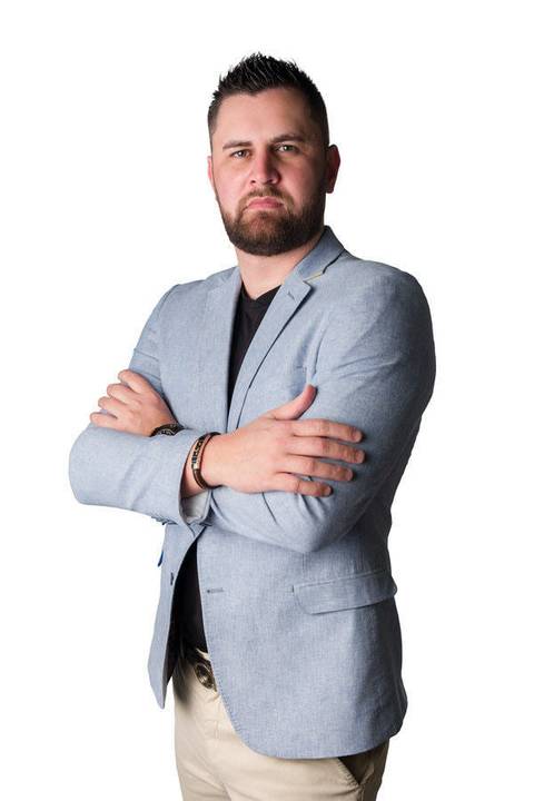 Retrato empresarial ou corporativo de Thiago Damasceno, em estúdio, fundo branco e recortado para banners'