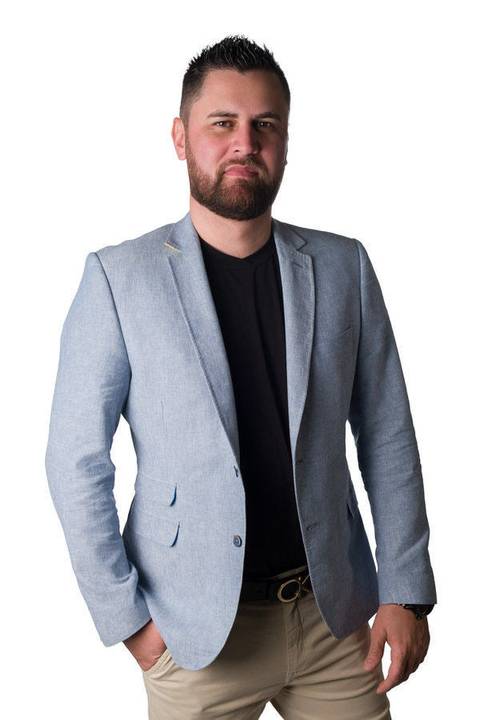 Retrato empresarial ou corporativo de Thiago Damasceno, em estúdio, fundo branco e recortado para banners'