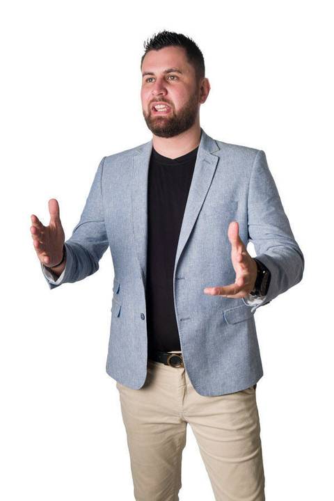 Retrato empresarial ou corporativo de Thiago Damasceno, em estúdio, fundo branco e recortado para banners'