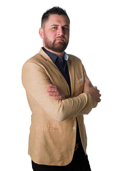 Retrato empresarial ou corporativo de Thiago Damasceno, em estúdio, fundo branco e recortado para banners'