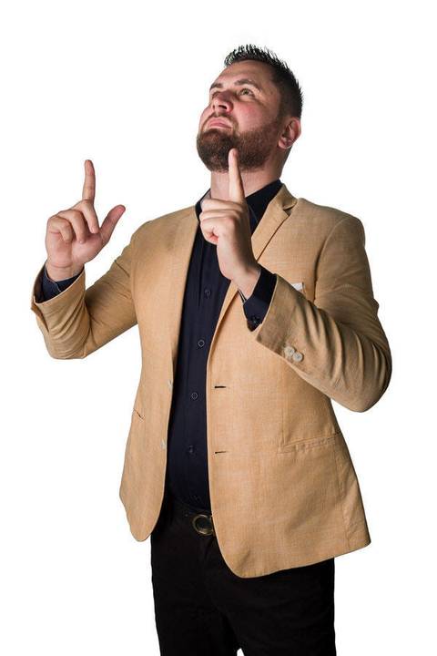 Retrato empresarial ou corporativo de Thiago Damasceno, em estúdio, fundo branco e recortado para banners'