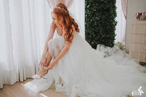 noiva pronta, colocando o sapato para ir ao casamento'