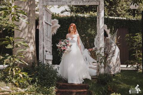 noiva entrando sozinha em casamento ao ar livre, no Recanto Paraíso, em Maringá'