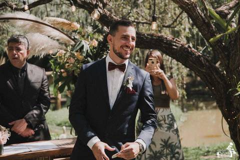 Noivo esperando a noiva entrar na cerimônia de casamento ao ar livre na cidade de Maringá, no Recanto Paraíso'