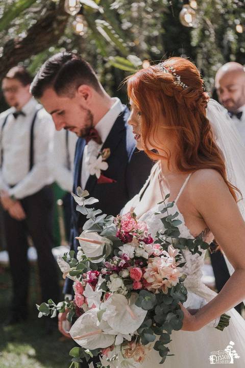 Casal de olhos fechados orando durante o casamento boho chic em Maringá/PR'