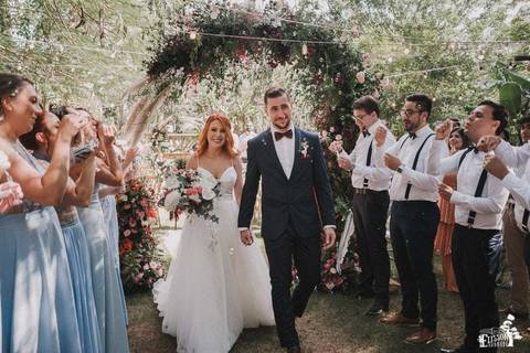saida dos noivos em casamento ao ar livre, com bolinhas de sabão, em Maringá/PR, no Recanto paraíso, fotógrafo casamento Maringá'