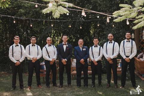 Padrinhos e noivos posando para fotografia depois de casamento ao ar livre em maringa/pr, no Recanto Paraíso'