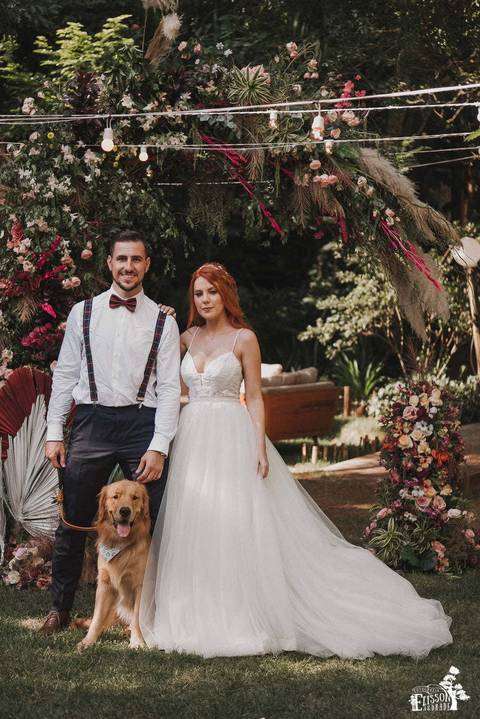 Noivos e cachorro golden em sessão fotográfica depois do casamento'