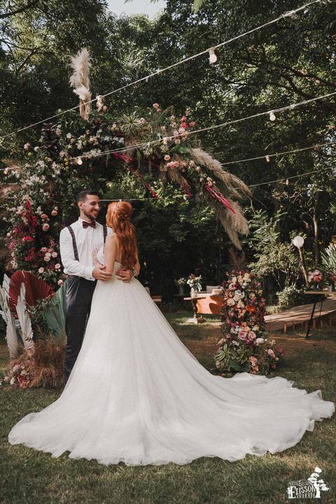 Retrato dos noivos depois do casamento ao ar livre, com decoração boho, em Maringá/PR'