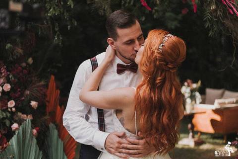 Retrato dos noivos depois do casamento ao ar livre, com decoração boho, em Maringá/PR'