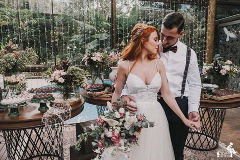 Retrato dos noivos depois do casamento ao ar livre, com decoração boho, em Maringá/PR'