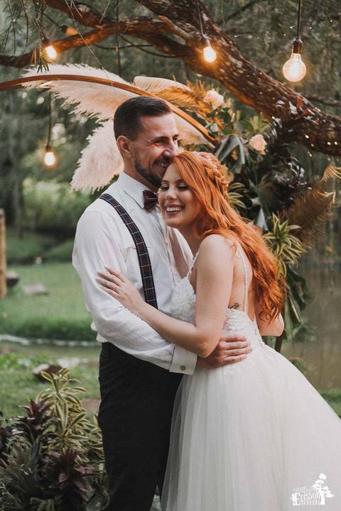 Retrato dos noivos depois do casamento ao ar livre, com decoração boho, em Maringá/PR'