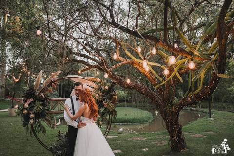 Retrato dos noivos depois do casamento ao ar livre, com decoração boho, em Maringá/PR'