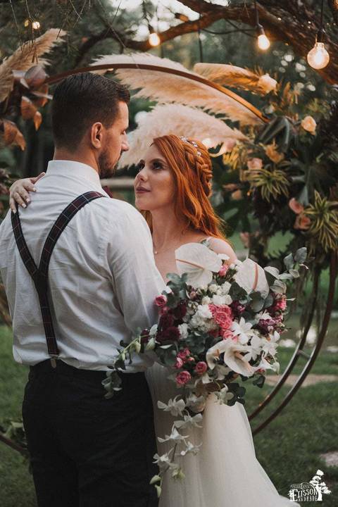 Retrato dos noivos depois do casamento ao ar livre, com decoração boho, em Maringá/PR'